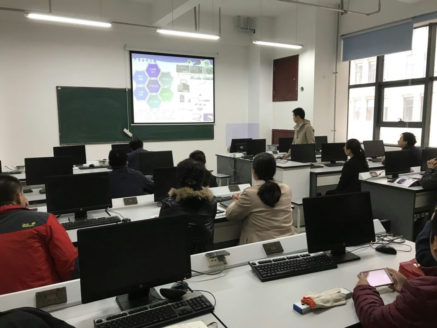 西北大学-c7c7娱乐平台官网入口共建光电实验室及实践教学基地签约仪式盛大举行